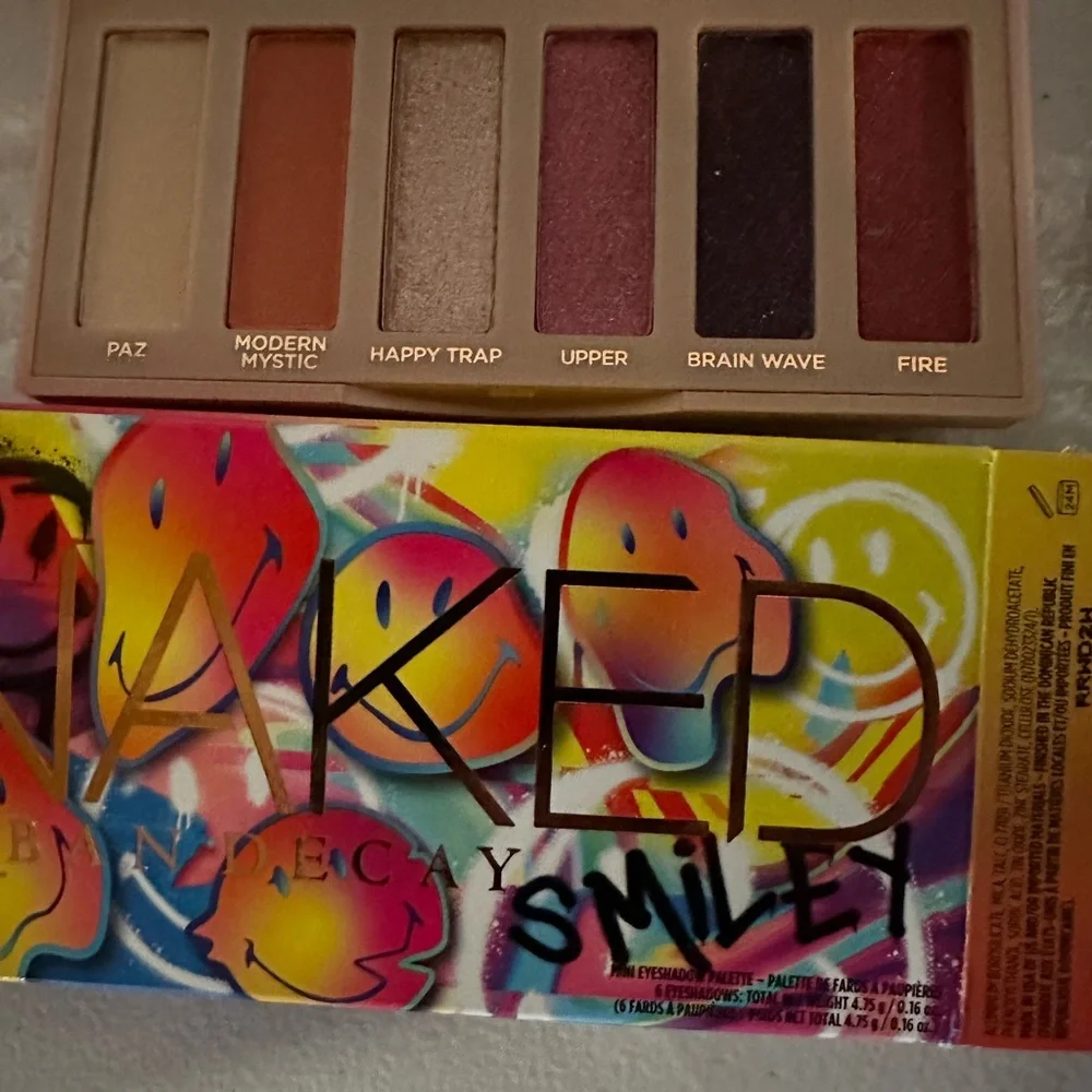 UD + Smiley Ltd Ed  mini palettes, moondust pallet & mini UD setting spray - Picture 3 of 7